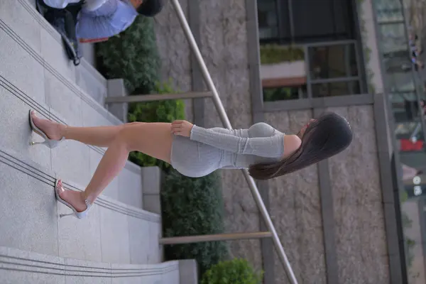 [魔镜街拍] 025 灰色紧身裙街拍 - 魔镜街拍